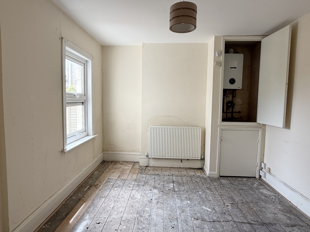 Lot: 115 - FLAT IN NEED OF IMPROVEMENT - Bedroom in Ground Floor Flat in Need of Improvement